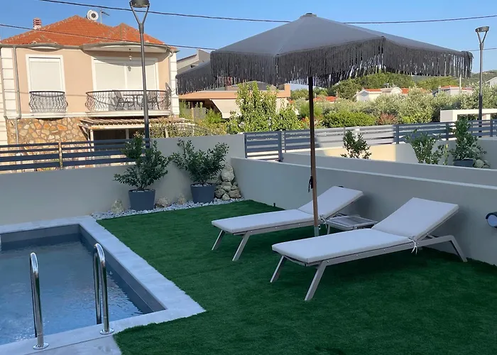 Trinity Pool White 别墅 *